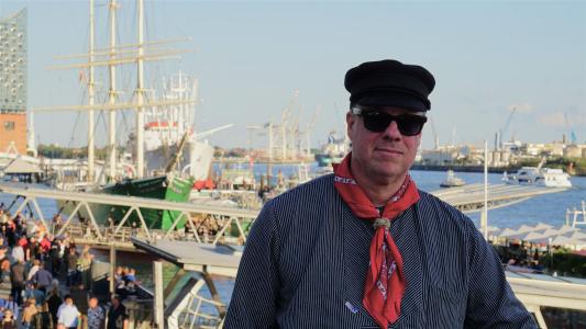 Der Seemannsköpper vor der Hamburger Hafenkulisse