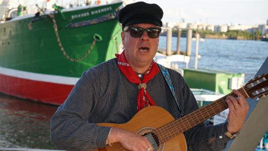 Der Seemannsköpper mit Gitarre vor der RickmerRickmers im Hamburger Hafen