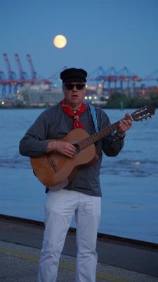 Der Mond geht auf im Hafen