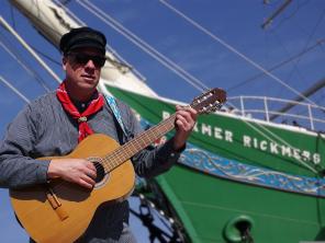 Am Anleger des Großseglers