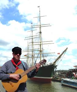 Der Seemannsköpper mit der Rickmer Rickmers im Hintergrund