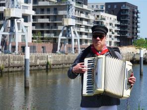 Mit Akkordeon in der Hafencity