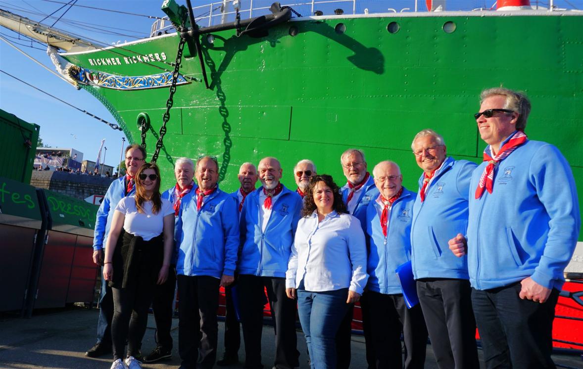 Mit meinem Shantychor "De Ankerspiller" vor der Rickmer Rickmers
